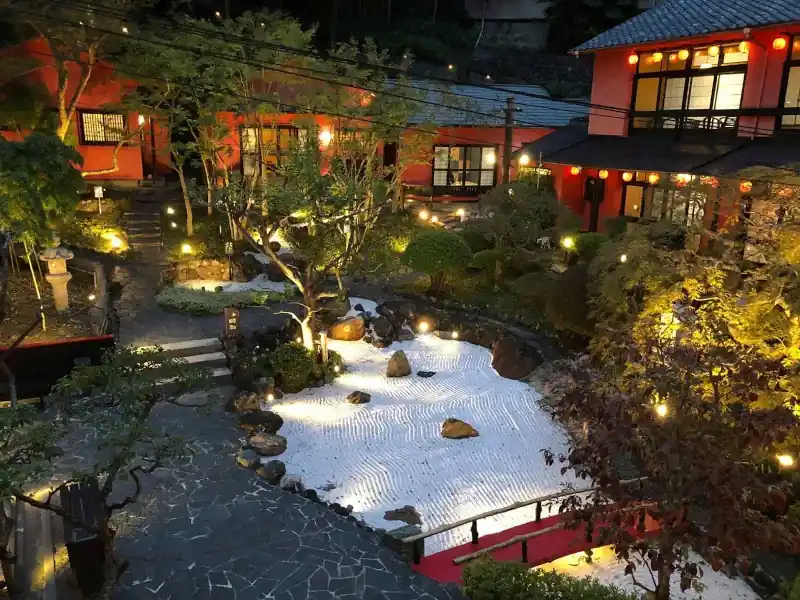魅力的な日本庭園（夜）