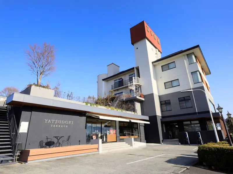 【外観】笛吹川沿いに佇む温泉旅館富士野屋