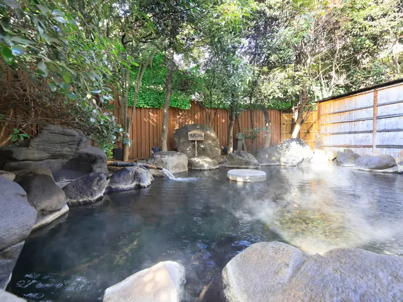 【八峰の湯】開放的な岩の露天風呂