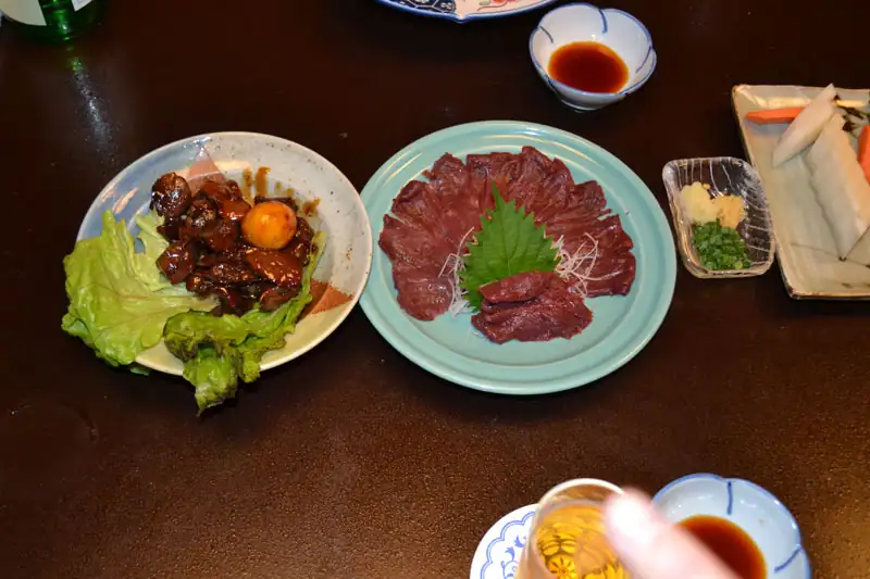 鳥もつ煮・馬刺し