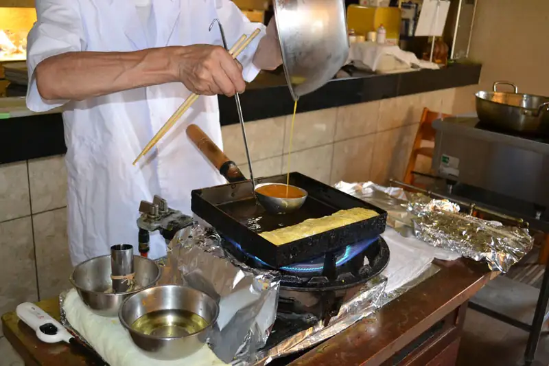 朝食時板前が目の前で焼く玉子焼き2