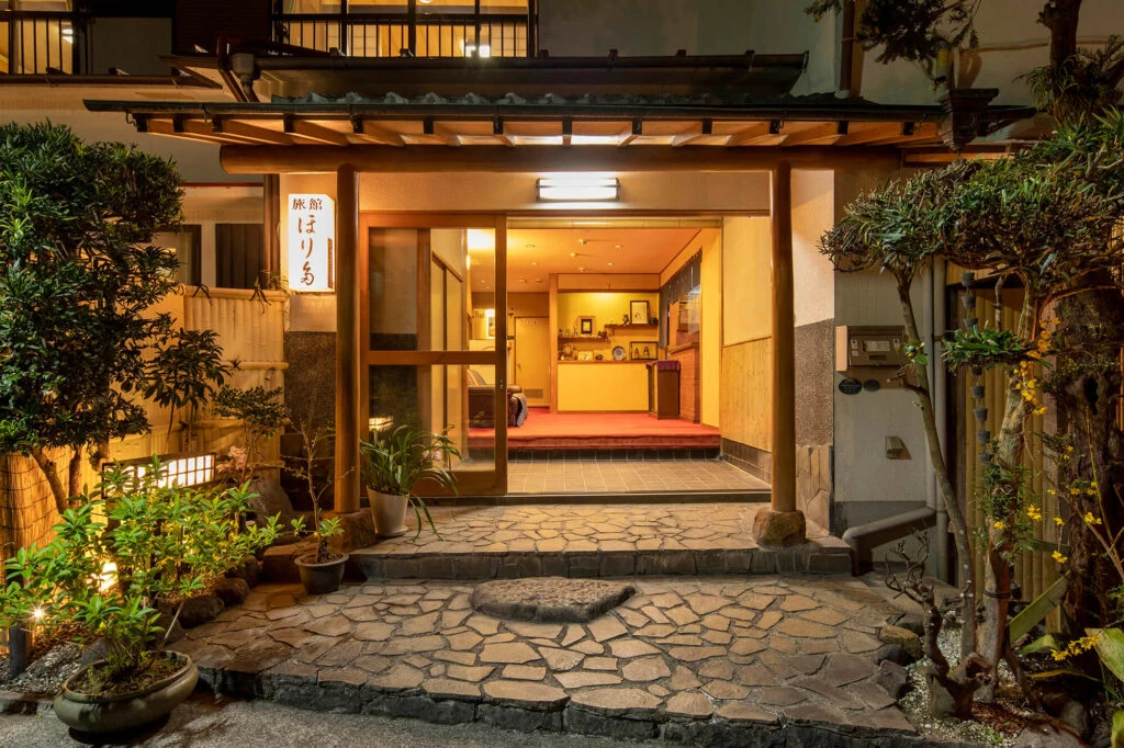 ほり多旅館の玄関
