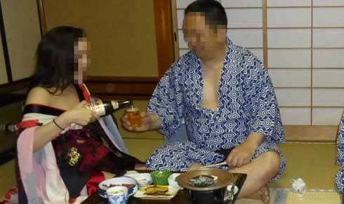 熟女コンパニオンお酌