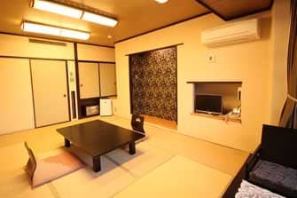 ホテル八田の東館客室（10畳一間　定員4名）