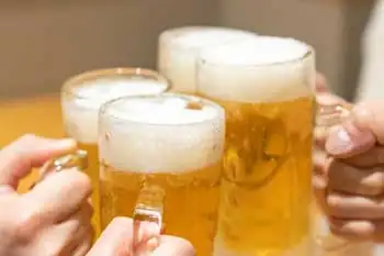 名古屋の居酒屋でコンパニオン宴会の生ビールで乾杯