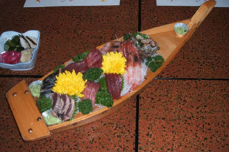 桜木町乗船横浜屋形船コンパニオン宴会の屋形船での舟盛りのお刺身